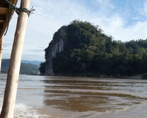 Uitzicht vanuit een slow boat over de mekong river in Laos