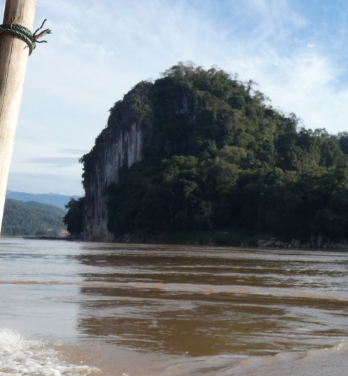 Uitzicht vanuit een slow boat over de mekong river in Laos